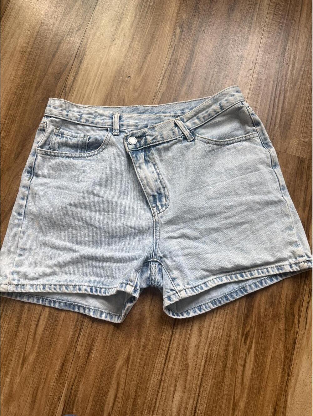 Shein EZwear Light Wash Stepped Waist Denim Shorts Women’s Size 30